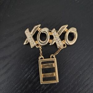 Elegant Gold XOXO Brooch with Picture Frame